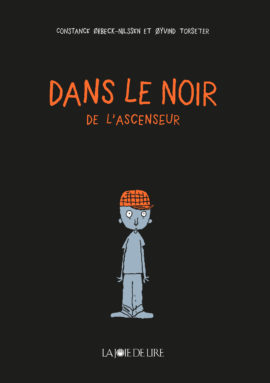 Dans le noir de l’ascenseur